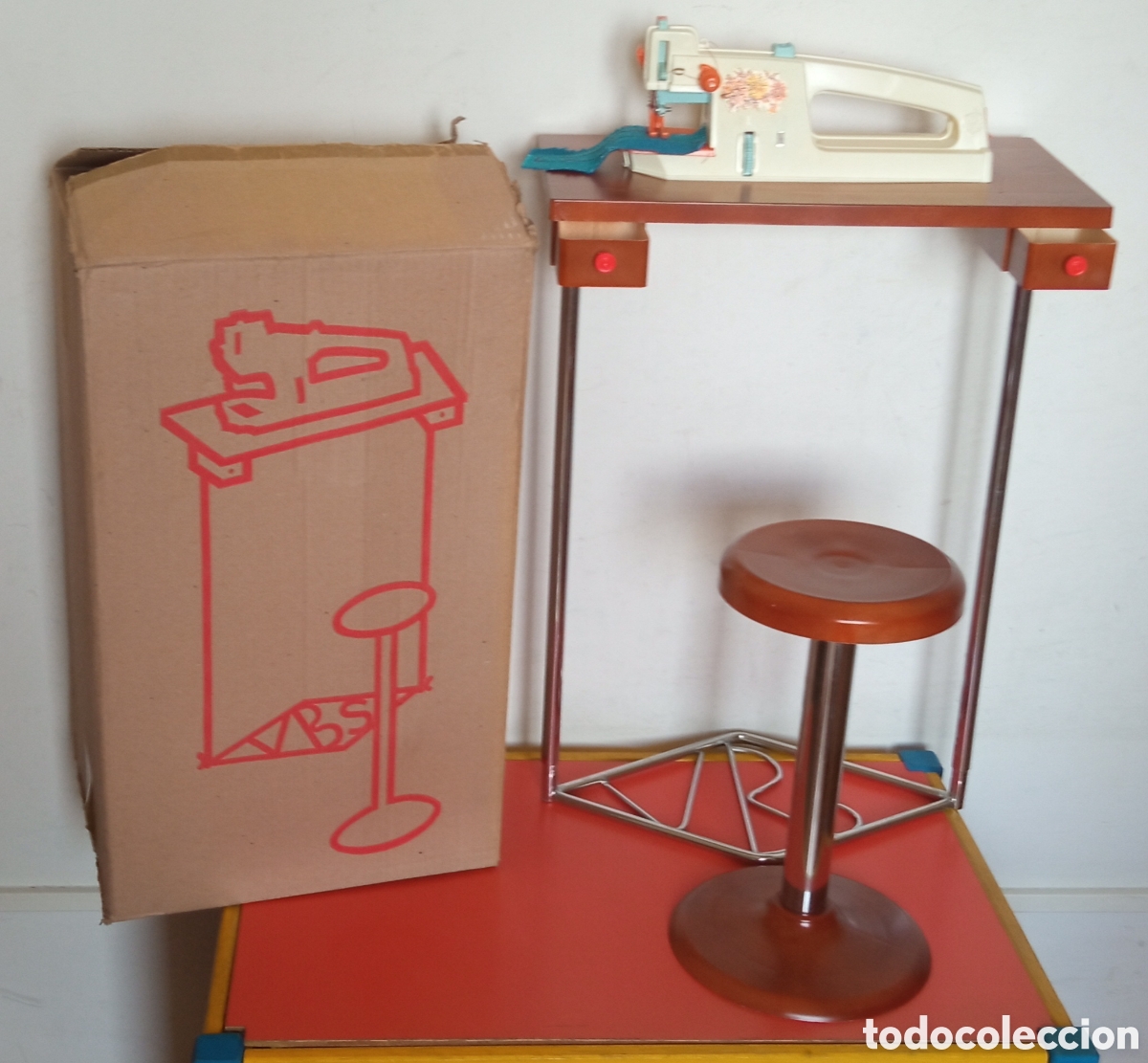 Juguetes antiguos y Juegos de colecci&oacute;n: M&Aacute;QUINA DE COSER A PILAS CON MESA Y TABURETE.VALBES&Aacute;N 80'S.NUEVA EN CAJA.