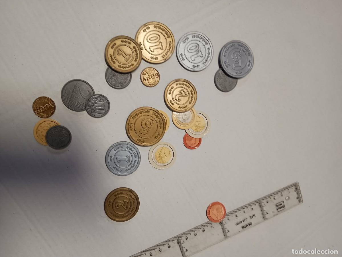 Juguetes antiguos y Juegos de colecci&oacute;n: Monedas de juguete variadas.