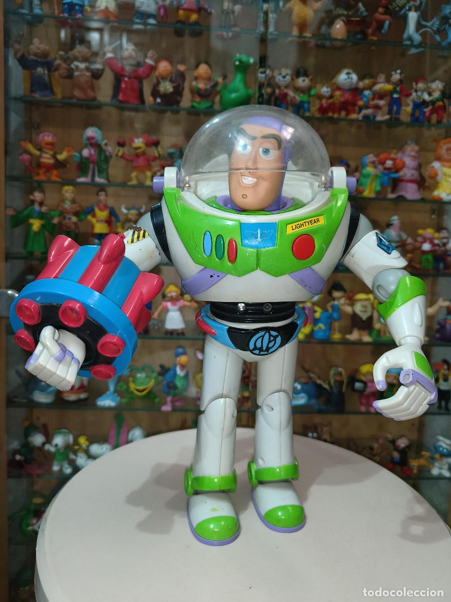 Juguetes antiguos y Juegos de colecci&oacute;n: Antigua figura 2001 Hasbro Toy Story Buzz Lightyear pu&ntilde;o Lanzacohetes