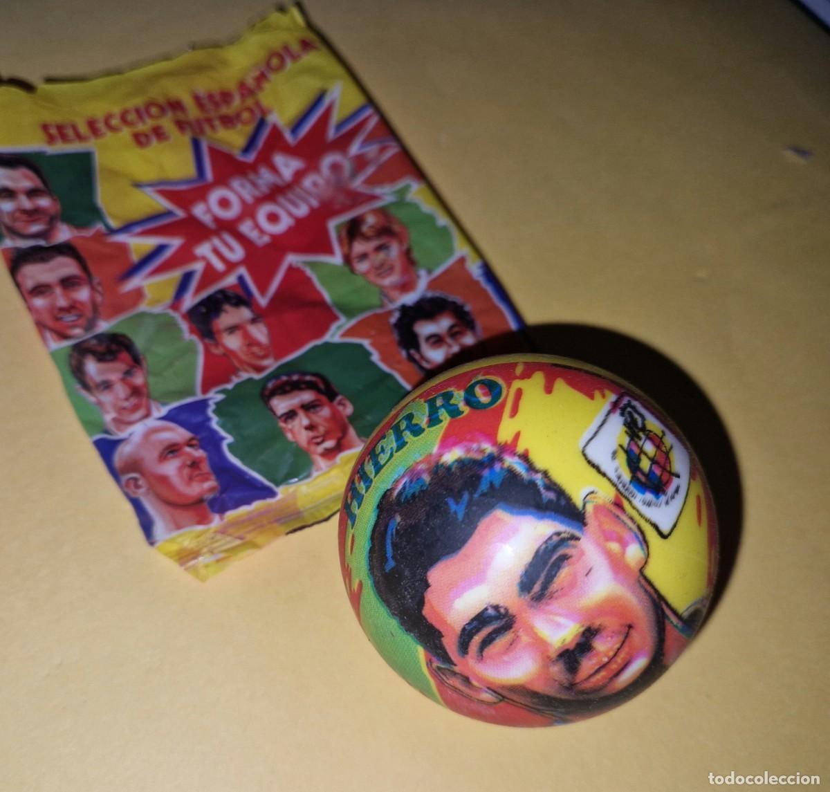 Juguetes antiguos y Juegos de colecci&oacute;n: PELOTA DE GOMA EN SU BOLSA ORIGINAL/ SELECCION ESPA&Ntilde;OLA FUTBOL A&Ntilde;OS 90 , HIERRO