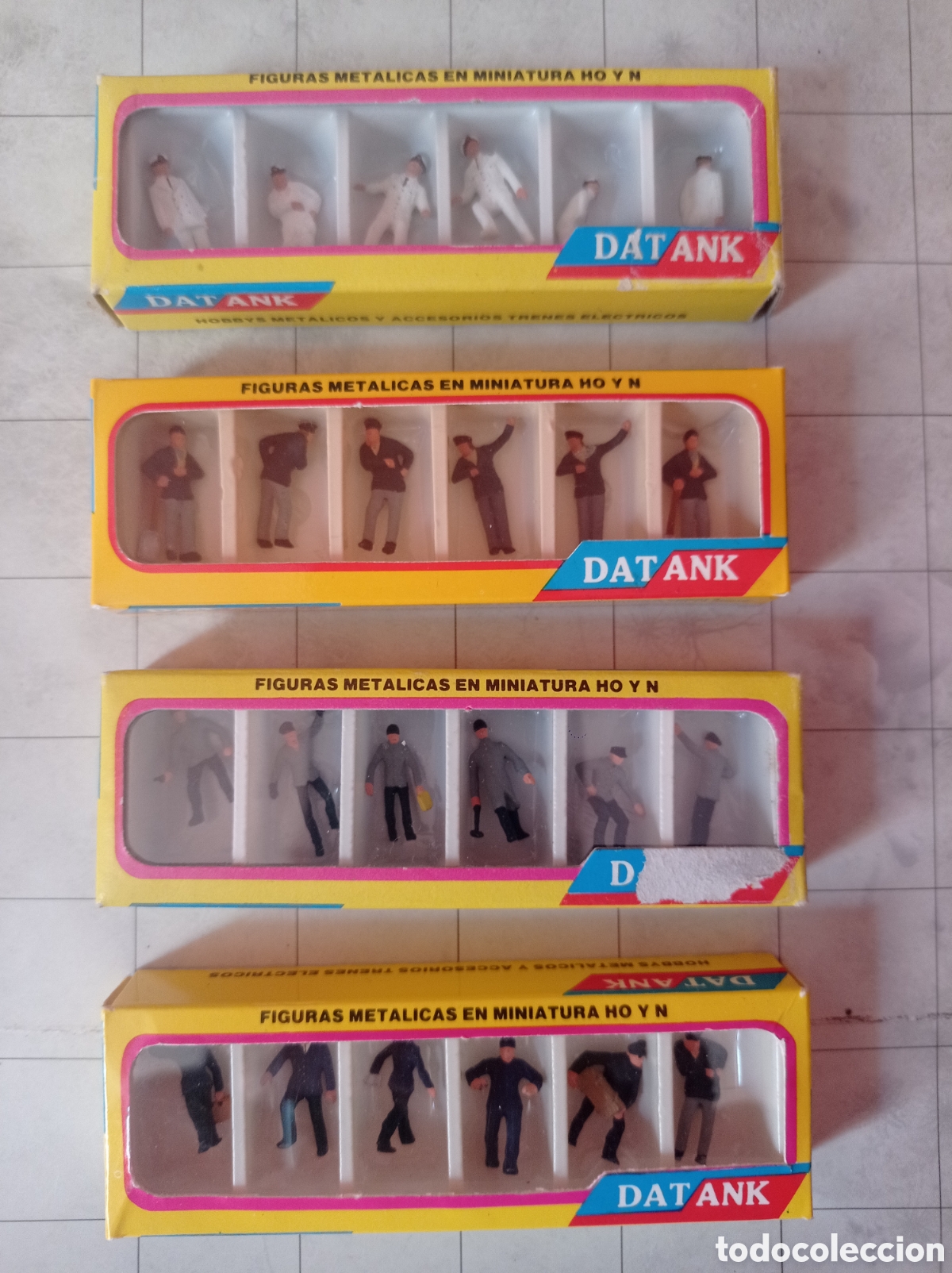 Juguetes antiguos y Juegos de colecci&oacute;n: Cuatro cajas de figuras para maquetas de trenes