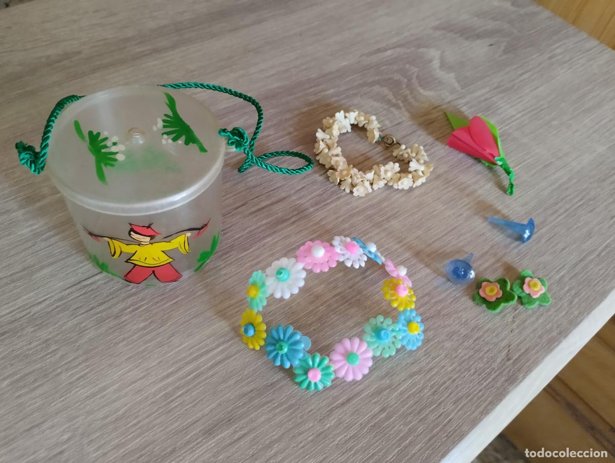 Juguetes antiguos y Juegos de colecci&oacute;n: vote de plastico con dibujo de un chino y con puluseras y otros objetos para mu&ntilde;ecas