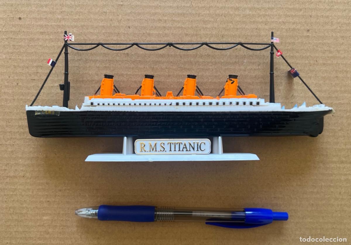 Juguetes antiguos y Juegos de colecci&oacute;n: Barco de juguete de pl&aacute;stico RMS TITANIC 19 cm