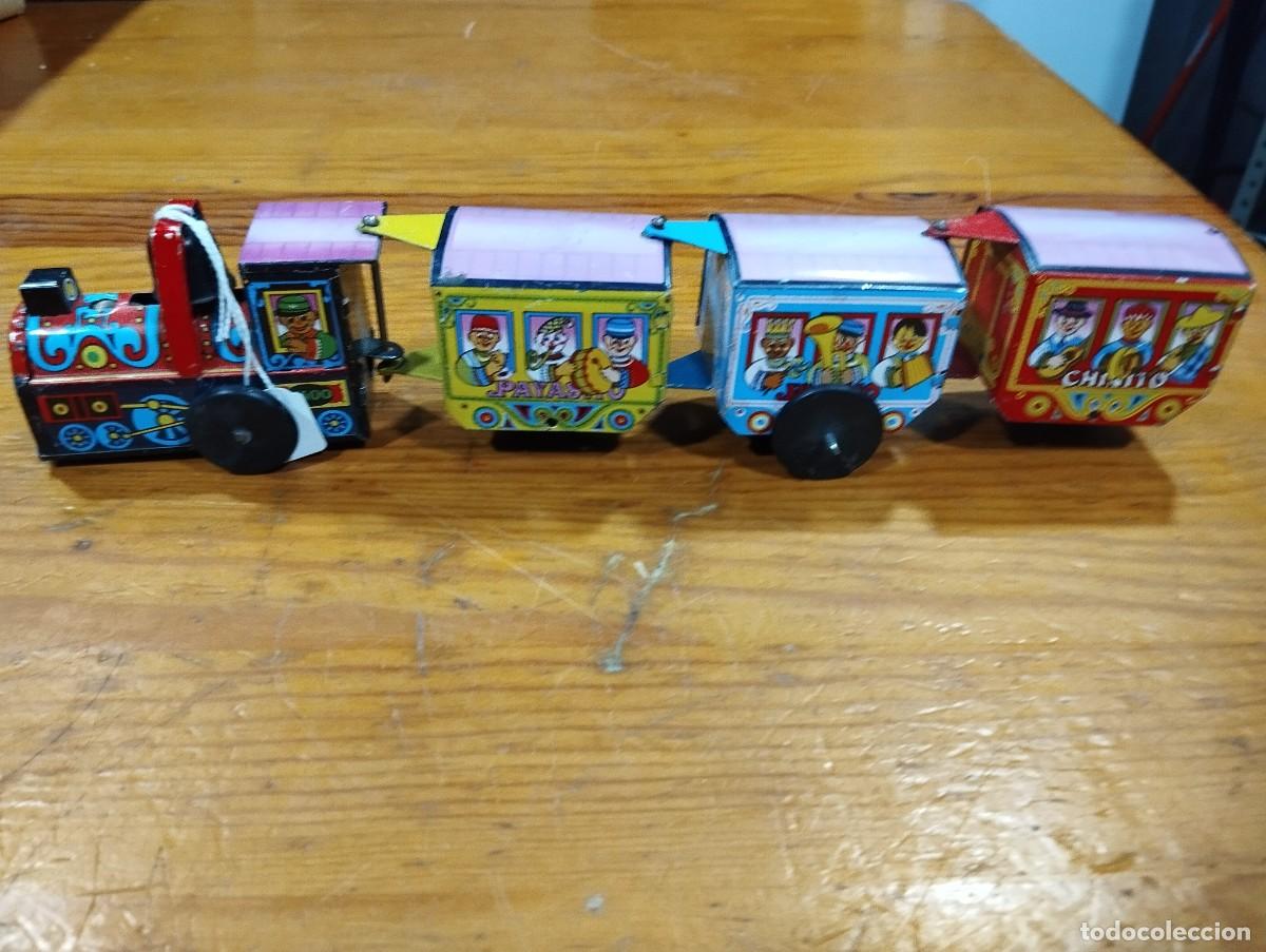 Juguetes antiguos y Juegos de colecci&oacute;n: TREN DE LATA CON CAMPANA A CUERDA (M&Aacute;QUINA + 3 VAGONES). FUNCIONA.