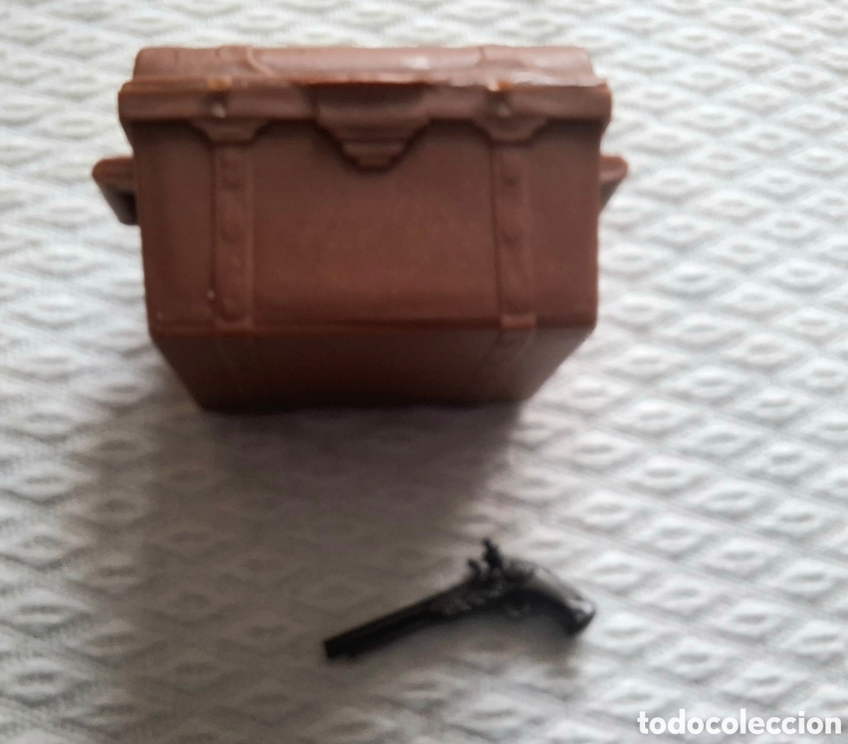Juguetes antiguos y Juegos de colecci&oacute;n: COFRE Y PISTOLA DE CHISPA PLAY MOBIL PIRATA