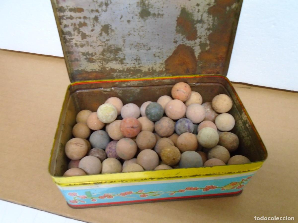 Juguetes antiguos y Juegos de colecci&oacute;n: ANTIGUA CAJA METALICA CONTENIENDO 76 CANICAS DE TERRACOTA/BARRO,VER FOTOS.