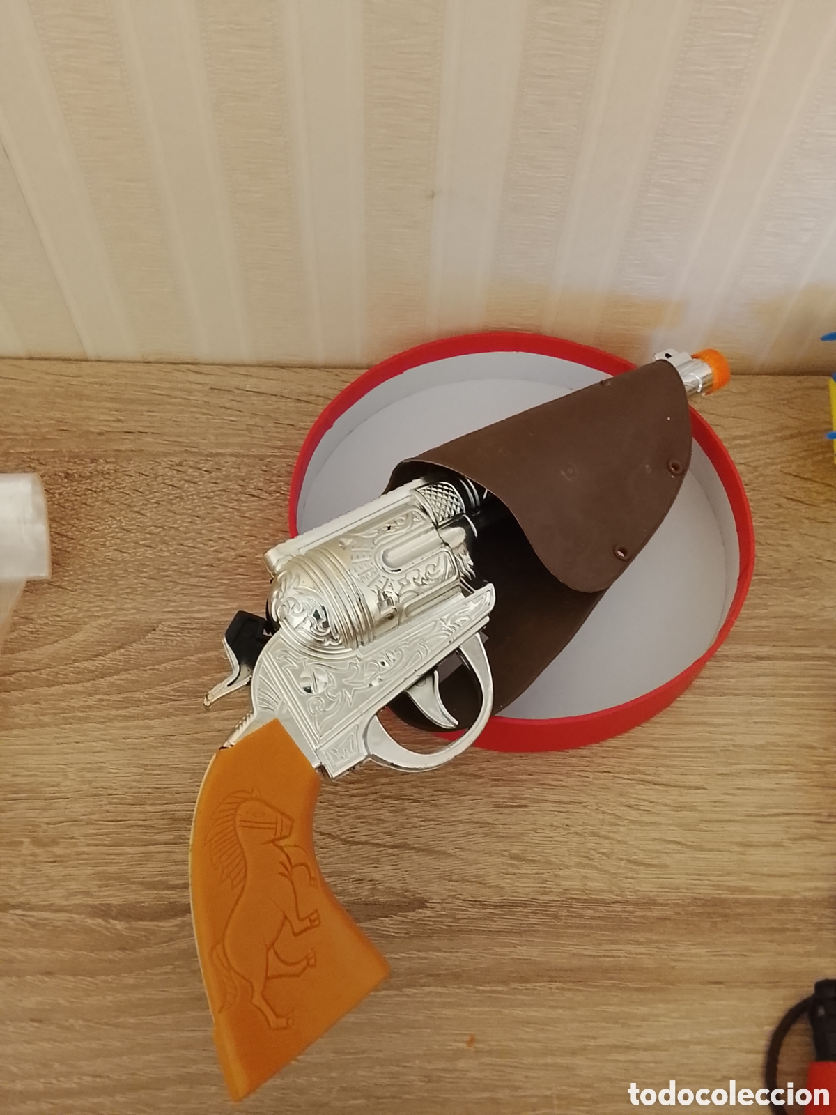 Juguetes antiguos y Juegos de colecci&oacute;n: Antiguo revolver con cartuchera .Es de pl&aacute;stico ,y de los a&ntilde;os 70