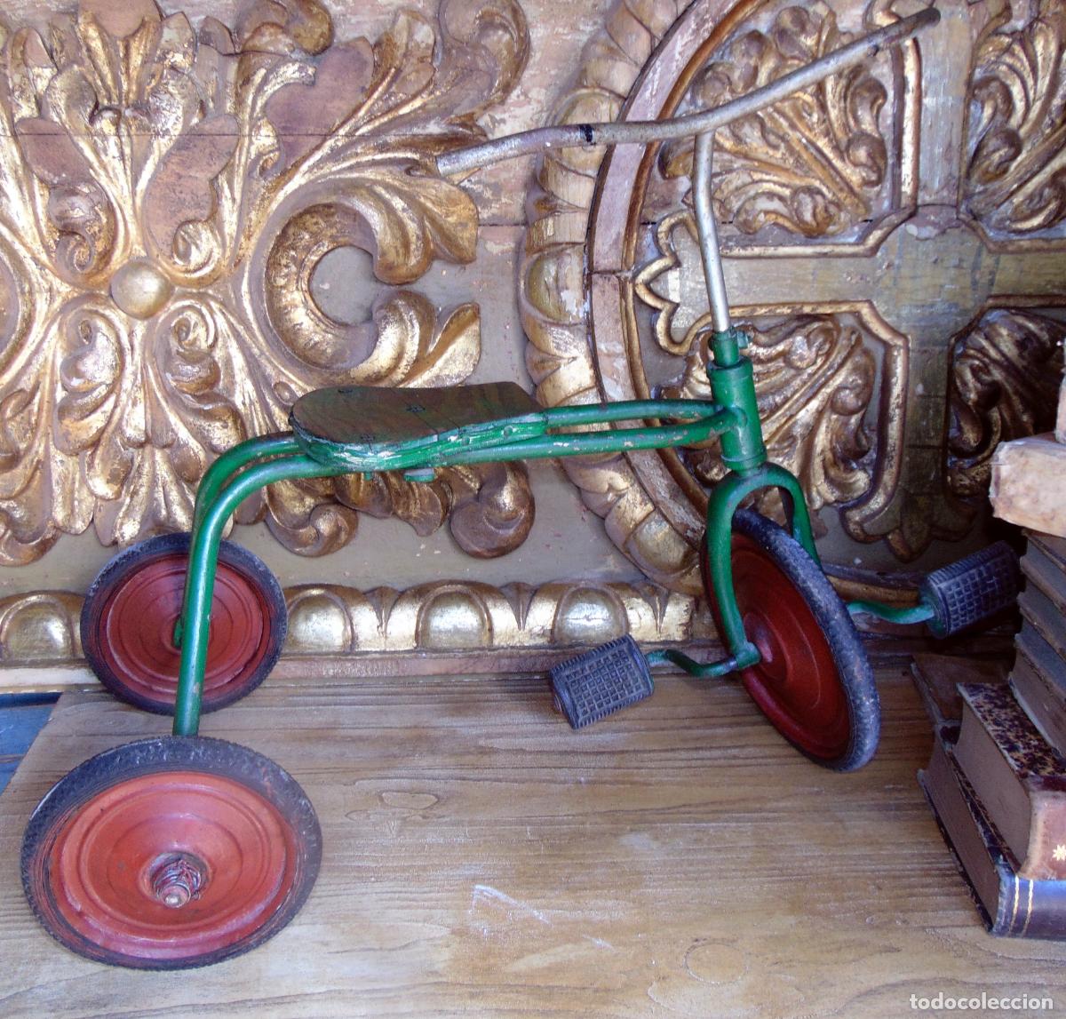 Juguetes antiguos y Juegos de colecci&oacute;n: ANTIGUO TRICICLO METALICO Y SILLIN DE MADERA , ALTURA 50, BUEN ESTADO