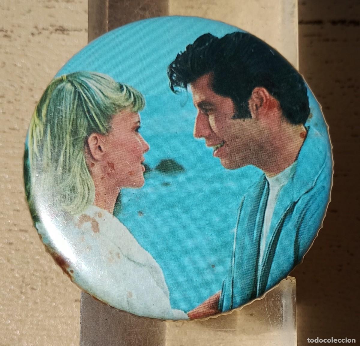 Juguetes antiguos y Juegos de colecci&oacute;n: Chapa con Imperdible de John Travolta y Olivia Newton John de la Pel&iacute;cula Greese