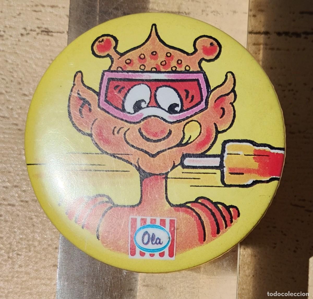 Juguetes antiguos y Juegos de colecci&oacute;n: Chapa con Imperdible Promocional Helados Ola Marciano Frigo en Pa&iacute;ses Bajos