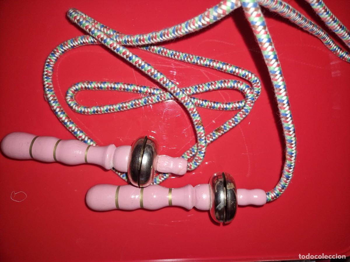 Juguetes antiguos y Juegos de colecci&oacute;n: SALTO DE LA CUERDA , LA COMBA - DE MADERA Y SONAJERO , JUGUETE INFANTIL