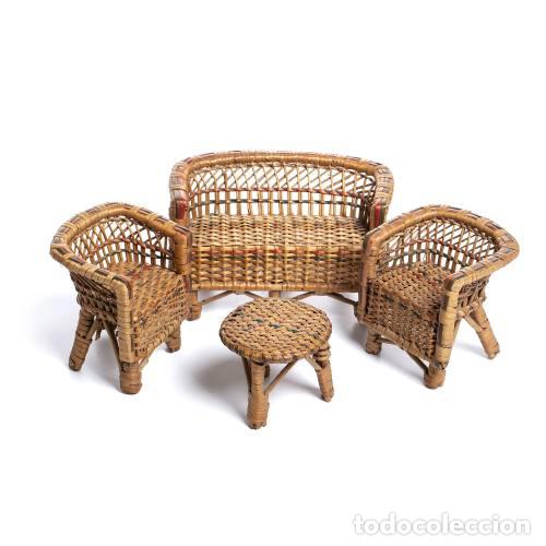 Altes Spielzeug und Spiele: Juguetes antiguos: par de sillones; sof&aacute; y mesa en miniatura.