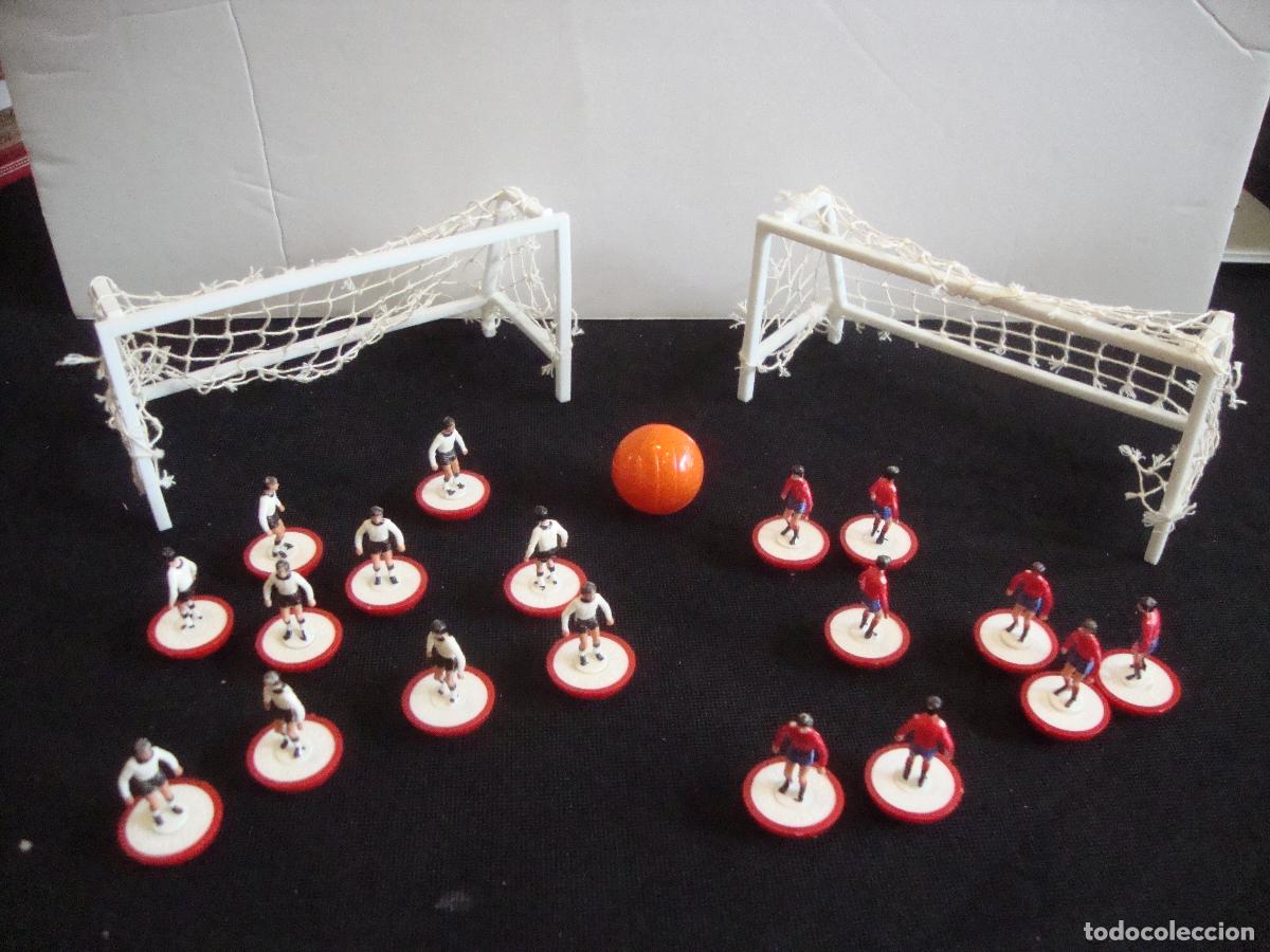 Juguetes antiguos y Juegos de colecci&oacute;n: LOTE DE 18 JUGADORES (ALEMANIA ESPA&Ntilde;A) 2 PORTERIAS Y UN BALON SUBBUTEO