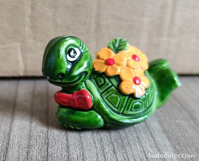 Juguetes antiguos y Juegos de colecci&oacute;n: Figura mu&ntilde;eca peque&ntilde;a tortuga Ferrero Rocher 1993