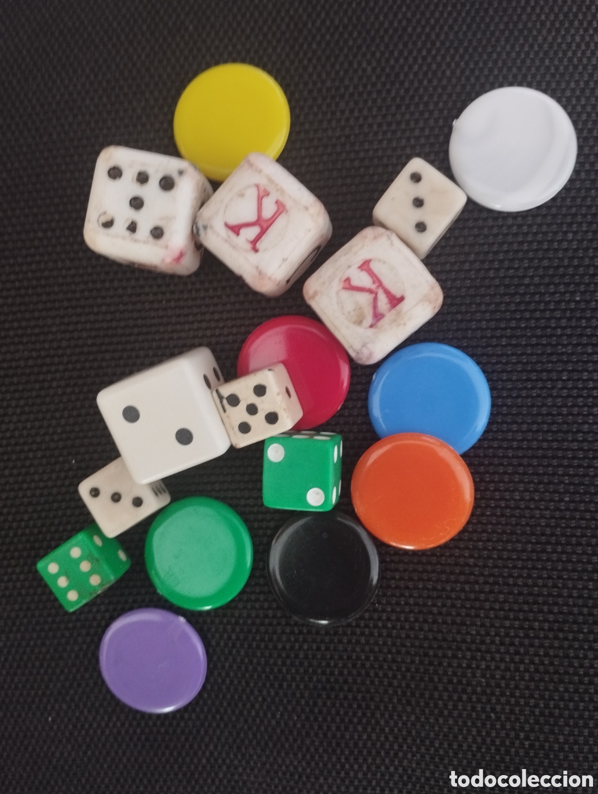 Juguetes antiguos y Juegos de colecci&oacute;n: Lote de 16 fichas y dados de antigua colecci&oacute;n infantil