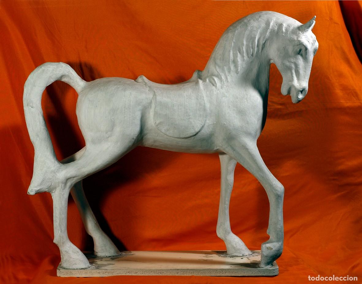 Juguetes antiguos y Juegos de colecci&oacute;n: GRAN CABALLO DE CART&Oacute;N PIEDRA CON BASE DE MADERA. ARTESAN&Iacute;A MURCIA. 60 X 67 CM. A&Ntilde;OS 70.