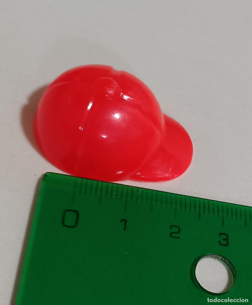 Juguetes antiguos y Juegos de colecci&oacute;n: gorra roja de mu&ntilde;eco figura visera