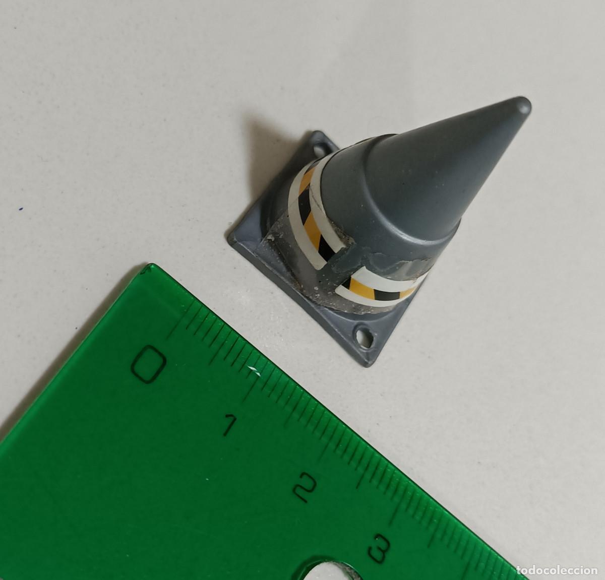 Juguetes antiguos y Juegos de colecci&oacute;n: cono diorama formula 1 carretera plastico juego se&ntilde;alizacion gris