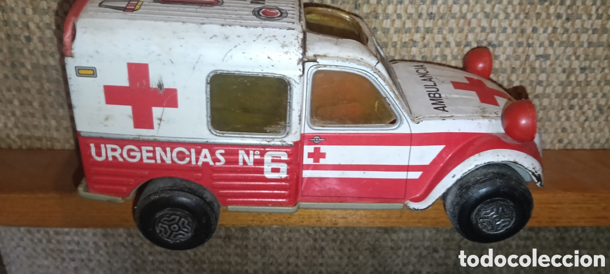 Juguetes antiguos y Juegos de colecci&oacute;n: AMBULANCIA DE JUGUETE HOJALATA