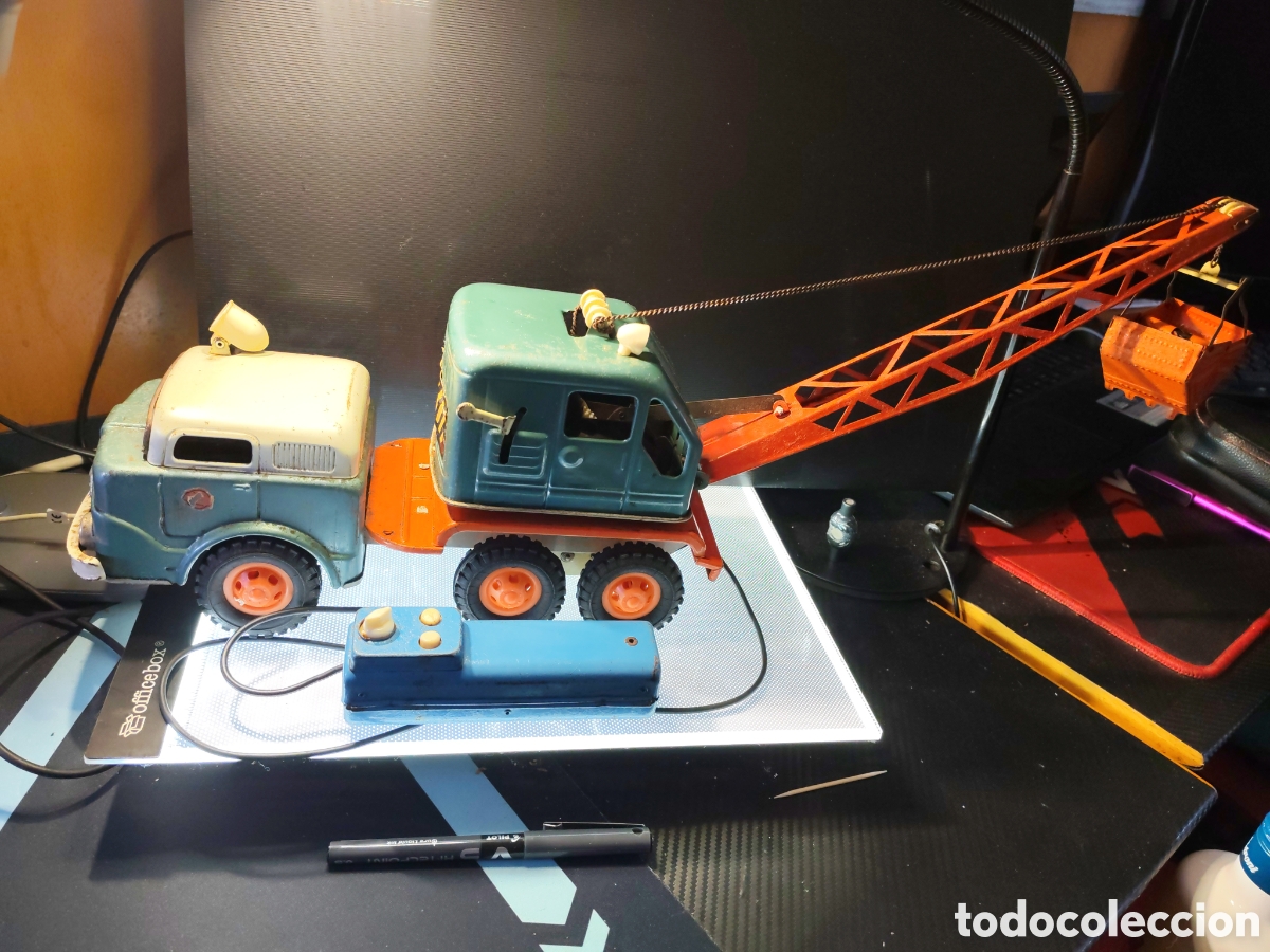 Juguetes antiguos y Juegos de colecci&oacute;n: CAMION GRUA EXCAVADORA MARCA GAMA. Contro remoto por cable.