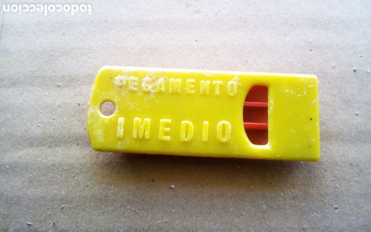 Juguetes antiguos y Juegos de colecci&oacute;n: Antiguo silbato publicitario de Pegamento imedio, el que m&aacute;s pita. Mide 57 mm., funciona bien.