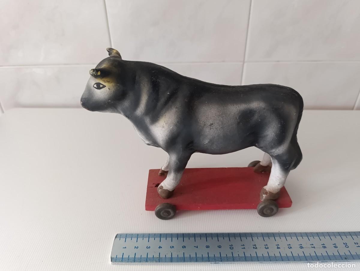 Juguetes antiguos y Juegos de colecci&oacute;n: TORO DE CARTON PIEDRA CON BASE Y RUEDAS - DENIA A&Ntilde;OS 30 Y 40