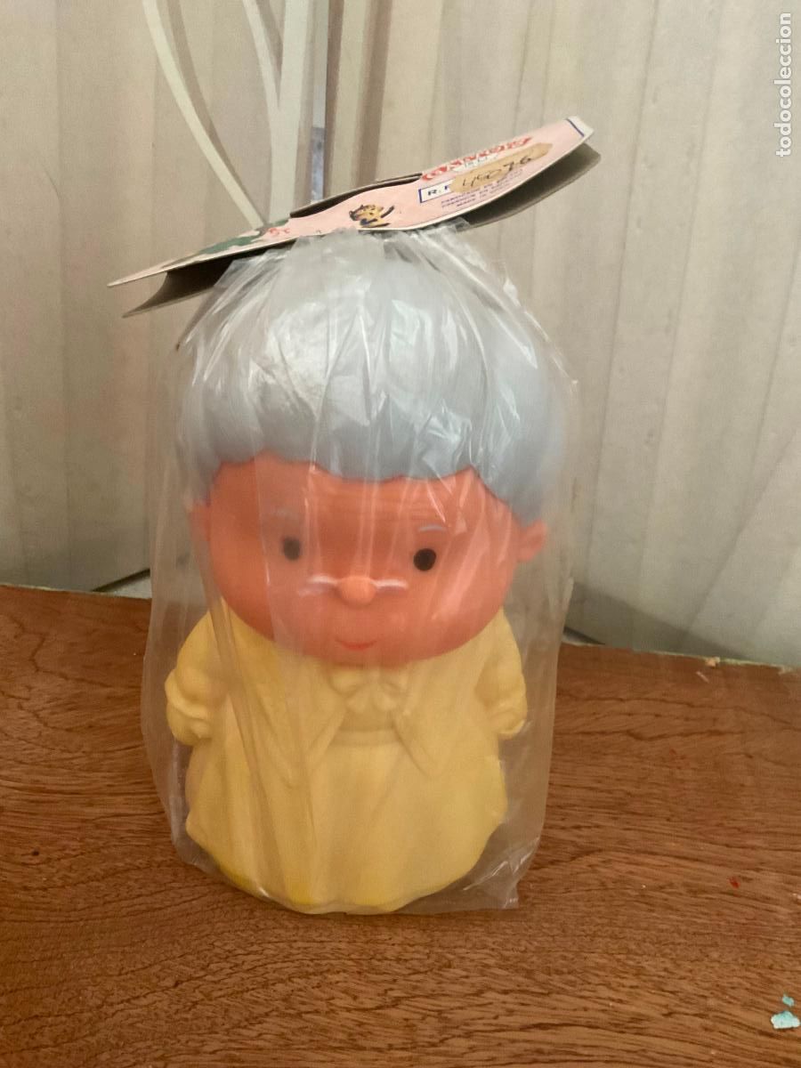 Brinquedos antigos e Jogos de cole&ccedil;&atilde;o: GALTOYS - ANTIGUO MU&Ntilde;ECO DE GOMA . ABUELA VESTIDO AMARILLO - EN SU ESTUCHE ORIGINAL, SIN ABRIR.