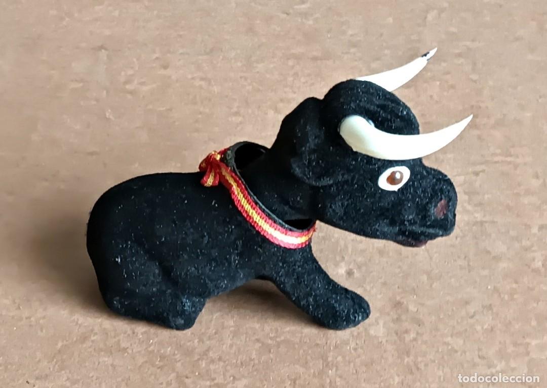 Brinquedos antigos e Jogos de cole&ccedil;&atilde;o: TORO CON CABEZA BASCULANTE - Cuerpo r&iacute;gido cubierto con una capa con un acabado aterciopelado
