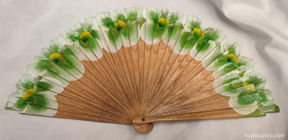 Juguetes antiguos y Juegos de colecci&oacute;n: BONITO ABANICO VINTAGE DE MADERA Y TELA CON FLORES PINTADAS