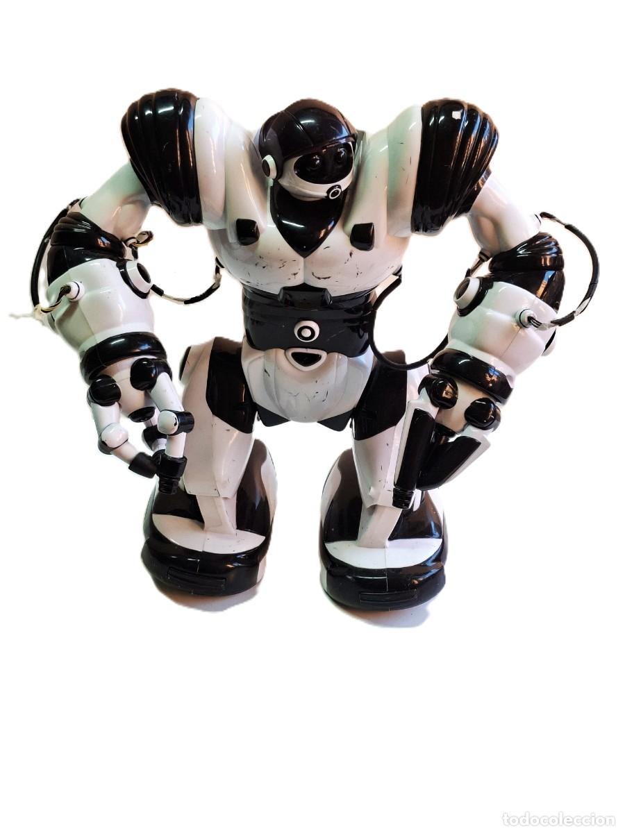 Juguetes antiguos y Juegos de colecci&oacute;n: ROBOT ROBOSAPIEN BLANCO Y NEGRO 14 pulgadas Sonido de luces WowWee - Sin control remoto