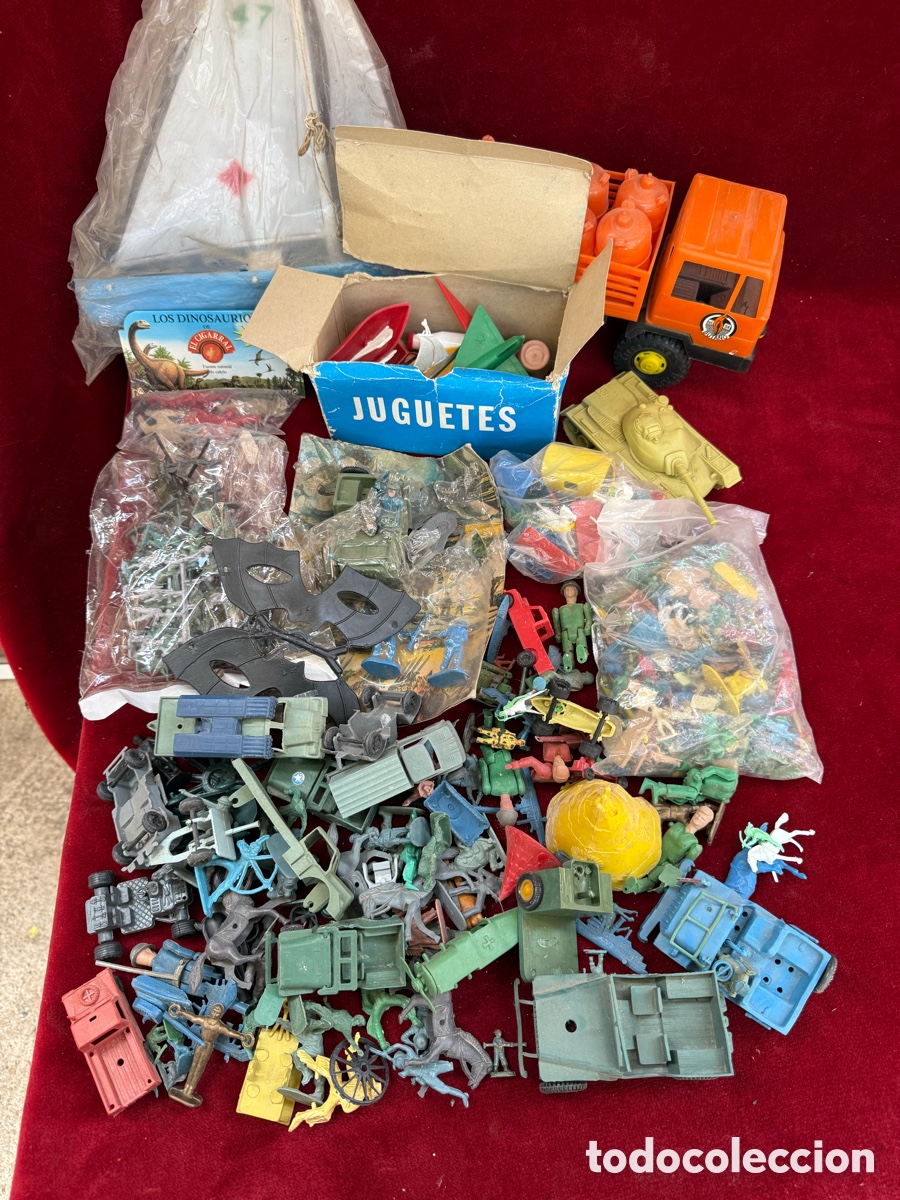 Altes Spielzeug und Spiele: Gran lote de juguetes antiguos de plastico!