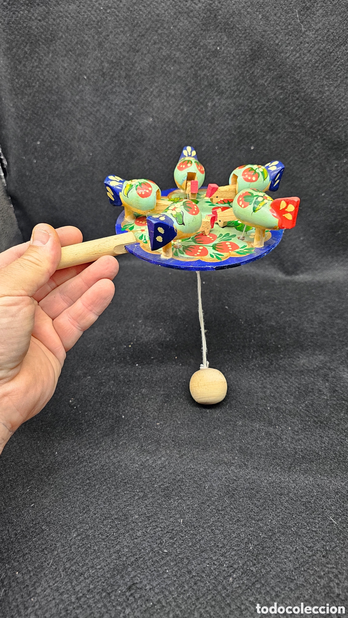 Altes Spielzeug und Spiele: Juguete artesanal de madera de gallinas comiendo