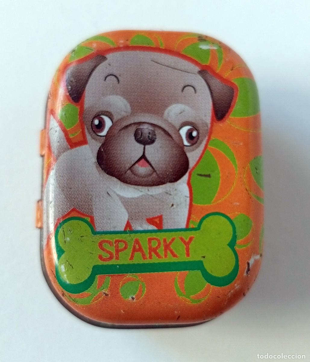 Juguetes antiguos y Juegos de colecci&oacute;n: FIGURA PERRO SPARKY EN CAJA METALICA DE PUPPY CLUB