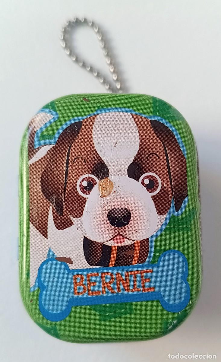 Juguetes antiguos y Juegos de colecci&oacute;n: FIGURA PERRO BERNIE EN CAJA METALICA DE PUPPY CLUB