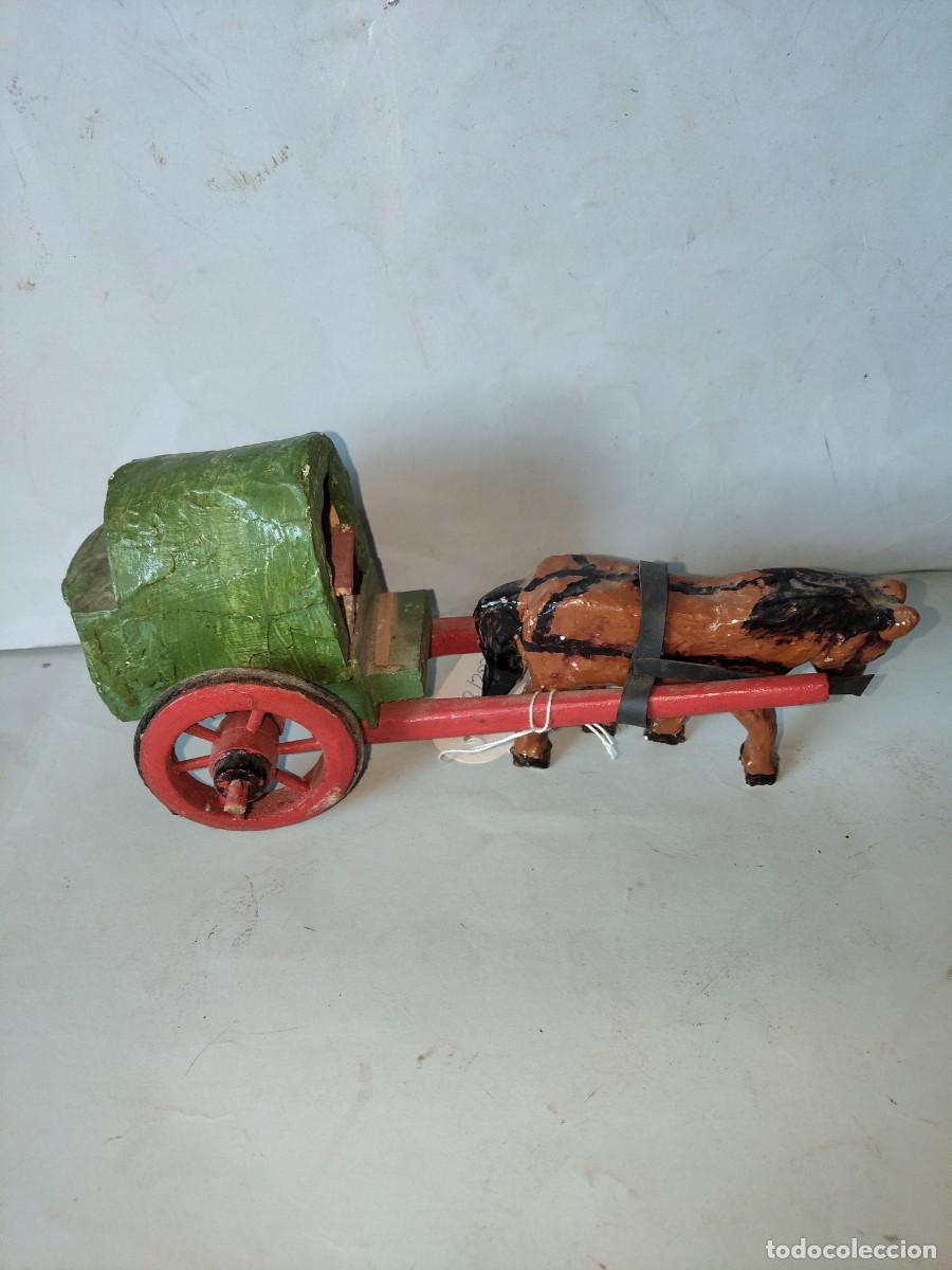 Juguetes antiguos y Juegos de colecci&oacute;n: Antigua tartana tirada por un caballo de madera policromada