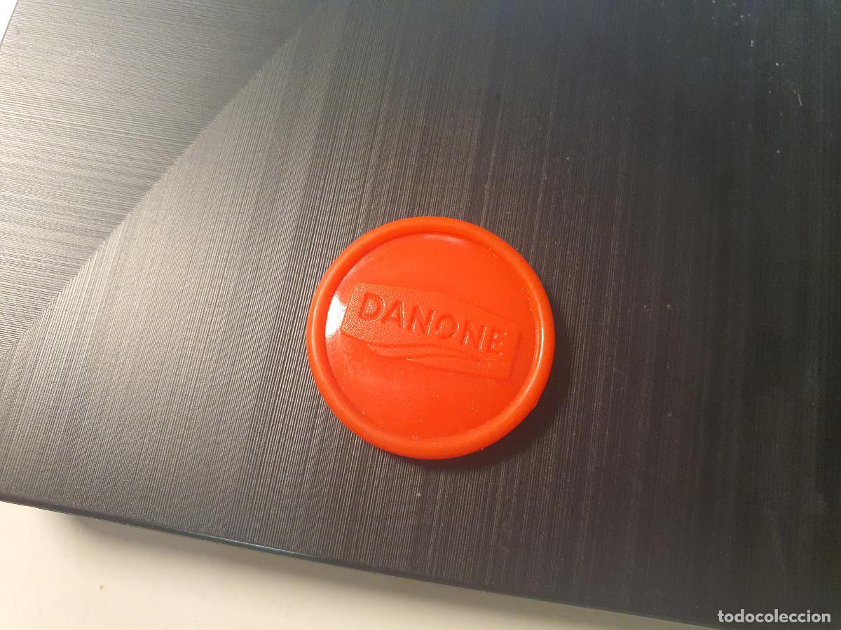 Juguetes antiguos y Juegos de colecci&oacute;n: BOTON FICHA DANO DANOS DANONE A&Ntilde;OS 90