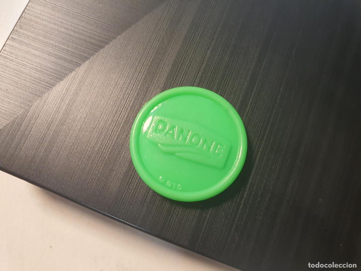 Juguetes antiguos y Juegos de colecci&oacute;n: BOTON FICHA DANO DANOS DANONE A&Ntilde;OS 90