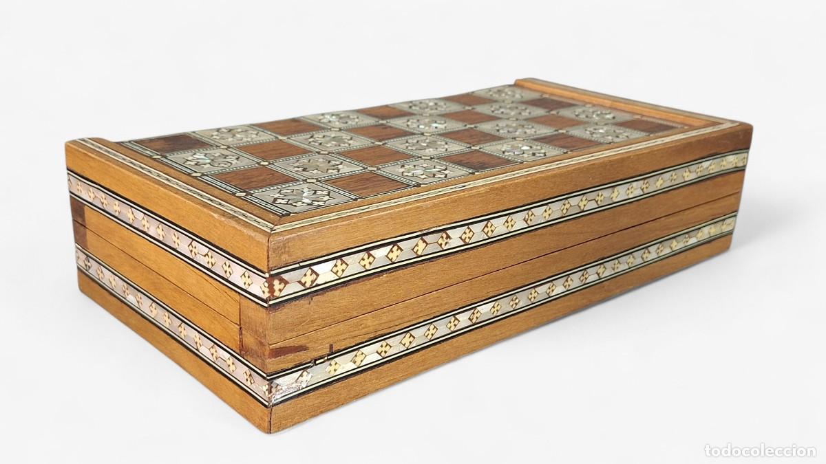 Juguetes antiguos y Juegos de colecci&oacute;n: Tablero caja. Ajedrez y backgammon. Taracea. Granada. Siglo XX. 30,3 x 30,3 cm.