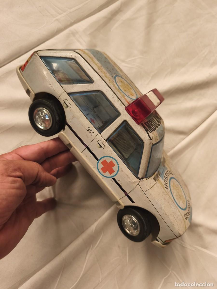 Juguetes antiguos y Juegos de colecci&oacute;n: Ambulancia de juguete vintage de hojalata. Juguetes Rom&aacute;n. 1980.