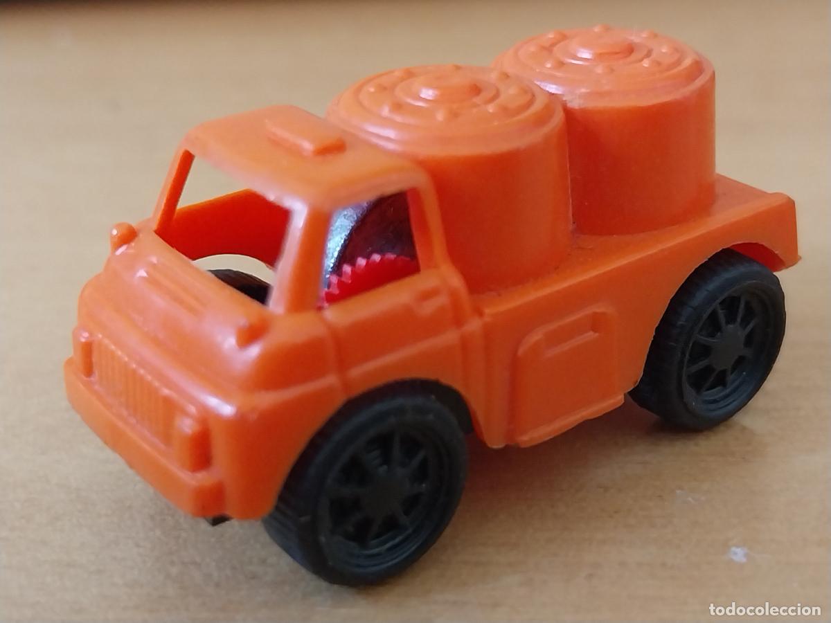 Juguetes antiguos y Juegos de colecci&oacute;n: CAMION MINIATURA PROMOTOIS NARANJA FRICCION 4.5 CMS LARGO JUGUETE PREMIUM QUIOSCO