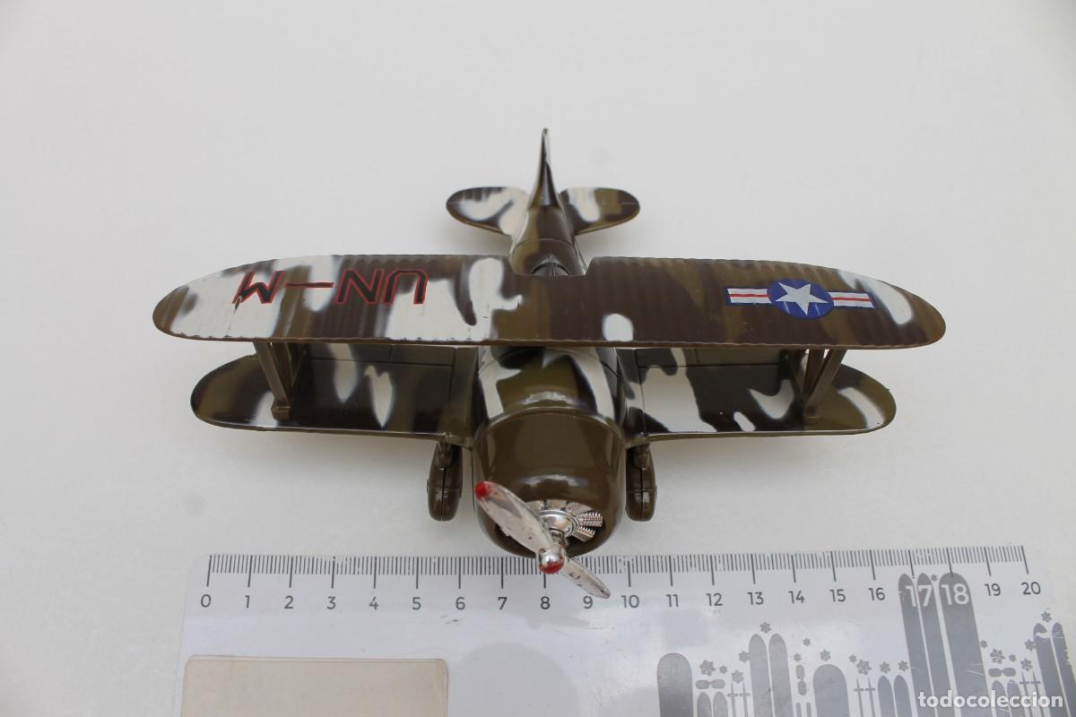Juguetes antiguos y Juegos de colecci&oacute;n: AVION MILITAR CLASICO, CON FUNCION DE RETROCESO Y HELICE GIRATORIA
