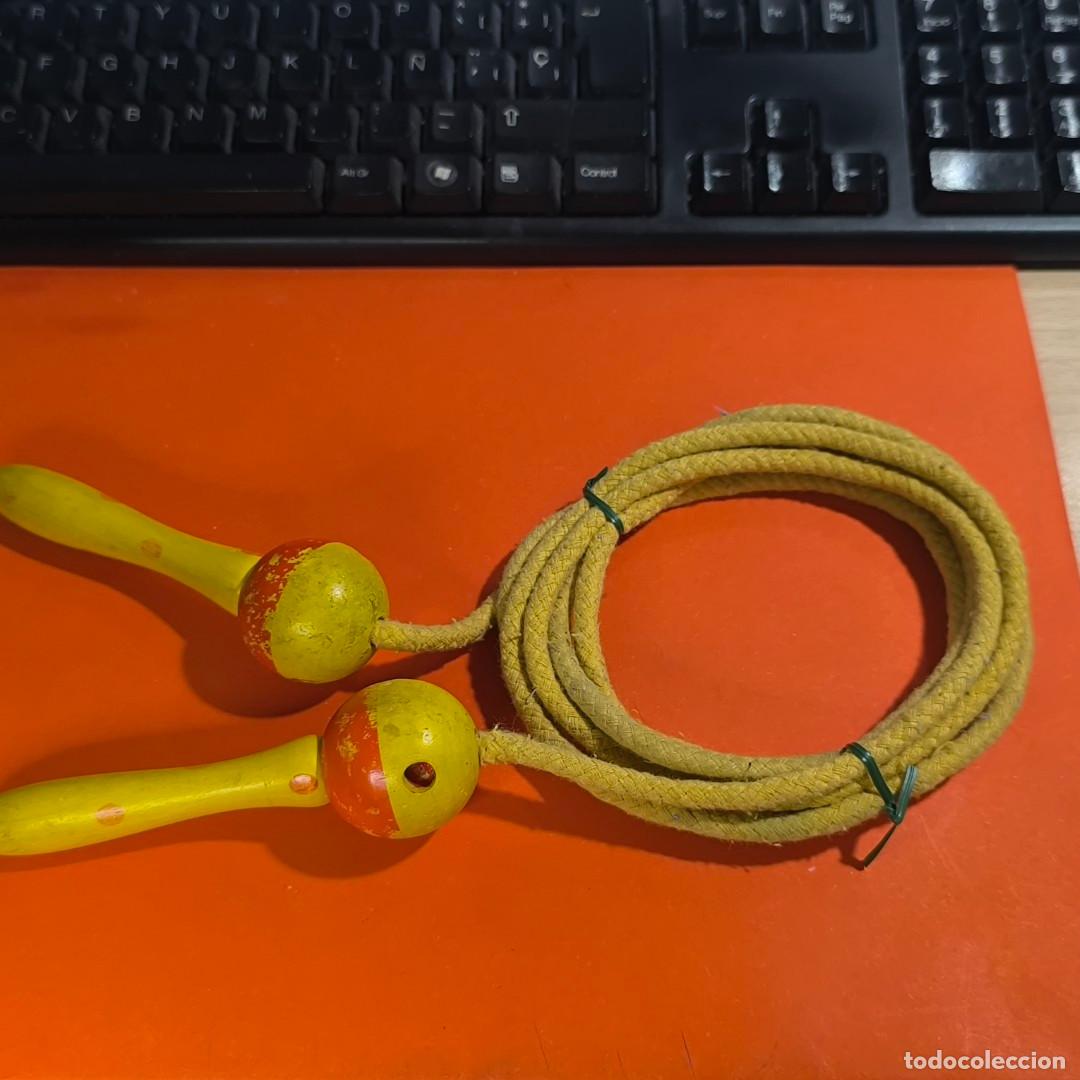 Juguetes antiguos y Juegos de colecci&oacute;n: 001479JUG-comba para saltar de madera vintage amarilla -2,10 m -cuerda de algod&oacute;n trenzado