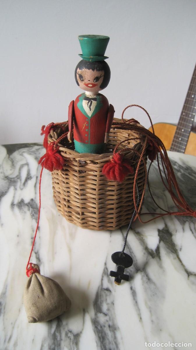 Juguetes antiguos y Juegos de colecci&oacute;n: FIGURA DE MADERA - HOMBRE EN GLOBO - A&Ntilde;OS 70