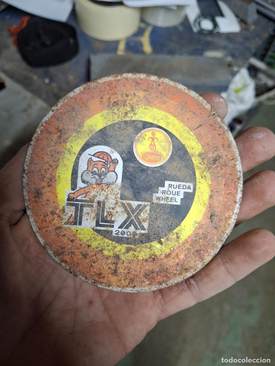 Juguetes antiguos y Juegos de colecci&oacute;n: Antigua chapa met&aacute;lica tapacubos rueda correpasillo juguete Coloma y Pastor Kart TLX 2000