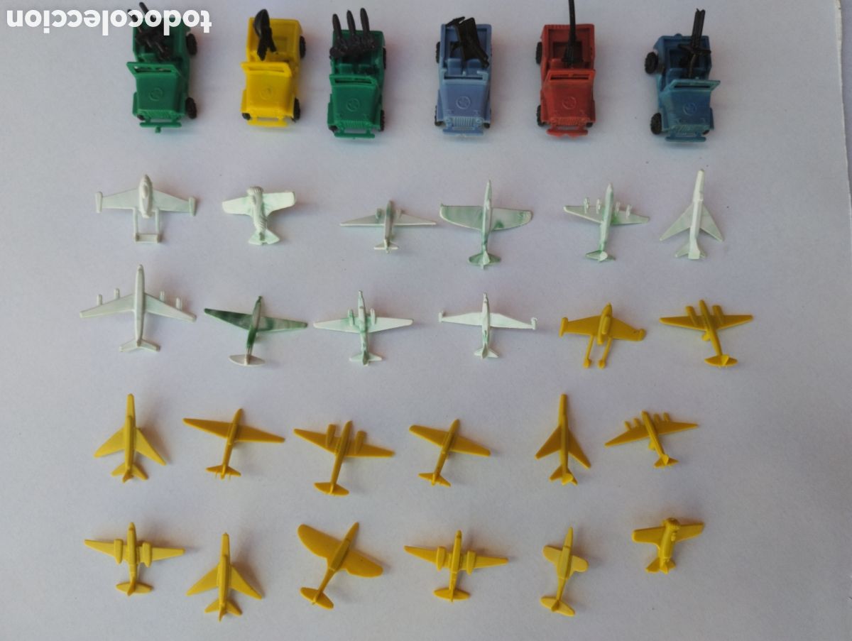 Juguetes antiguos y juegos de colecci&oacute;n: Lote de aviones y Jeeps pl&aacute;stico antiguos