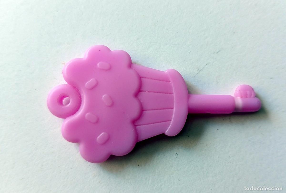 Juguetes antiguos y juegos de colecci&oacute;n: LLAVE DE JUGUETE CON FORMA DE CUPCAKE