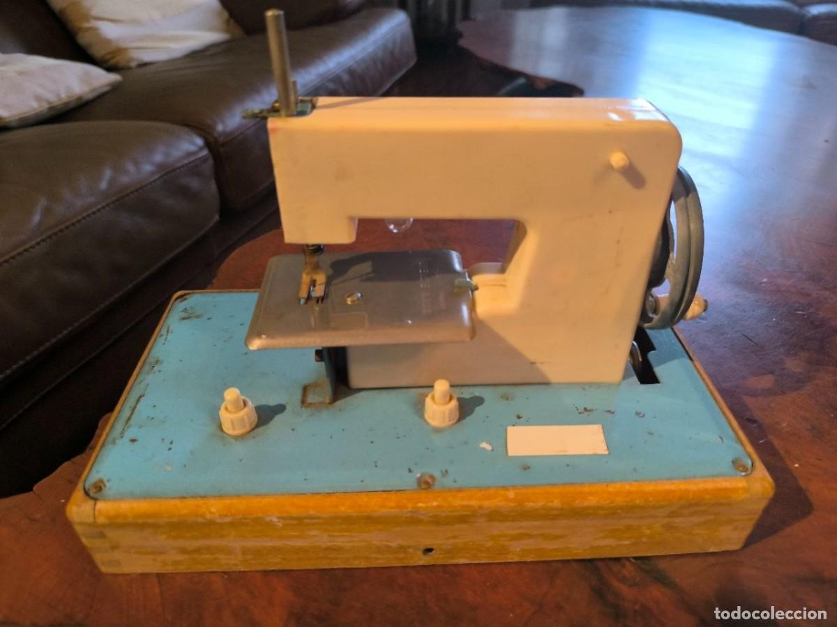 Juguetes antiguos y juegos de colecci&oacute;n: MAQUINA DE COSER DE JUGUETE MARCA BEVETRE A PILAS Y MANO