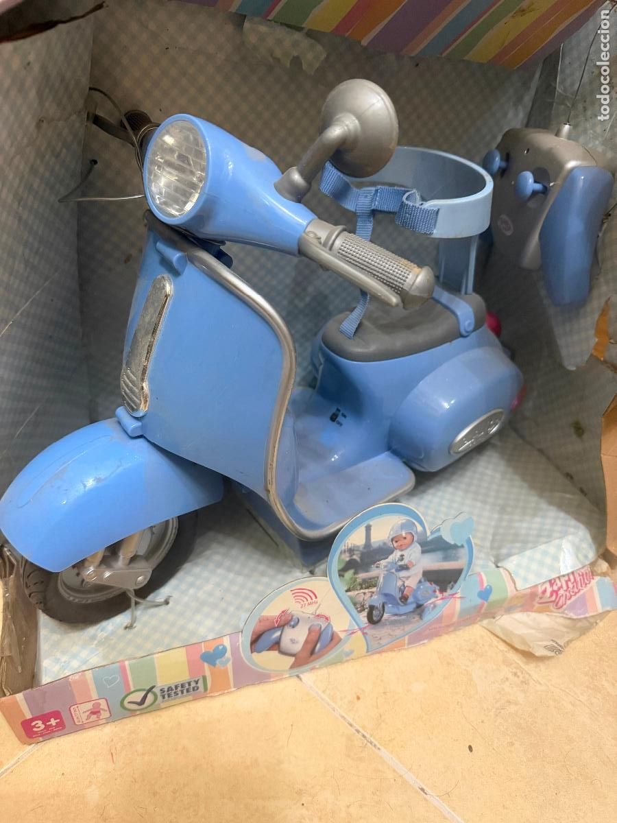 Juguetes antiguos y juegos de colecci&oacute;n: Vespa con mando baby born