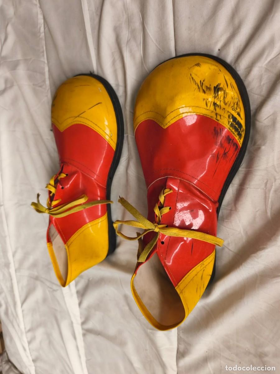 Juguetes antiguos y juegos de colecci&oacute;n: Calzado de disfraz de payaso en colores rojo y amarillo vivo