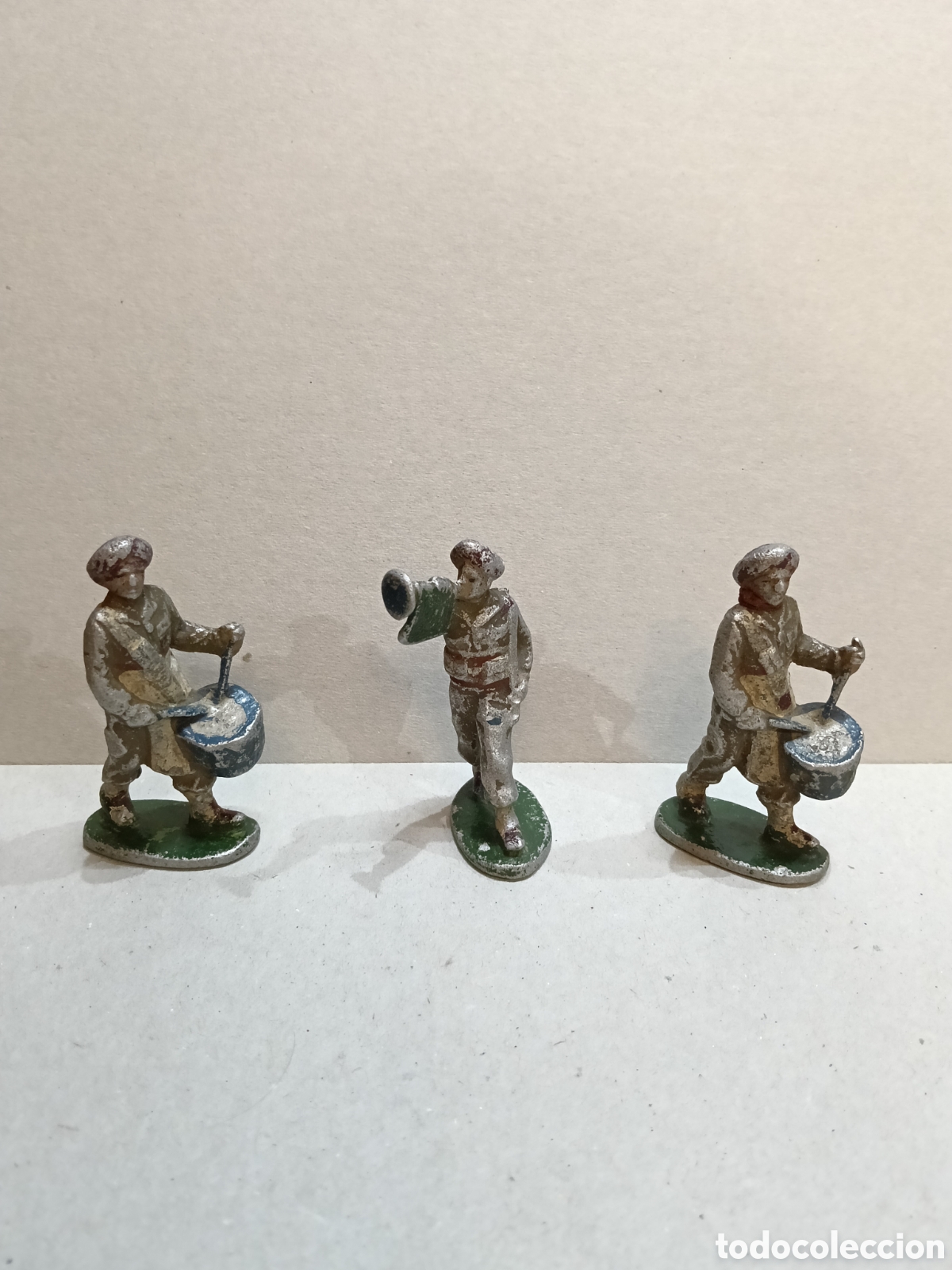 Juguetes antiguos y juegos de colecci&oacute;n: Conjunto de tres soldados m&uacute;sicos en Aluminio de 60 mm